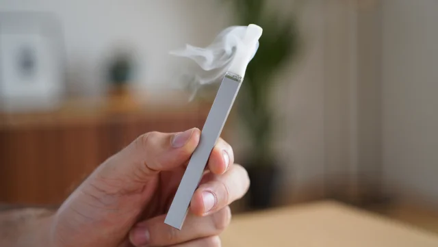 アイコス 蓋 閉まら ないを防ぐ正しい綿棒清掃手順のステップバイステップ写真